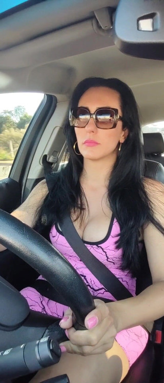 Shemale Ellyn Trans: Me masturbé y entré en el auto después del entrenamiento