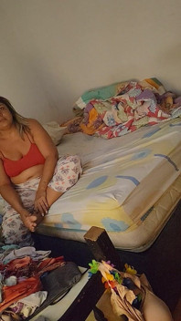 インド人の継母が継息子に抱かれ、満杯の精液が溢れ出す