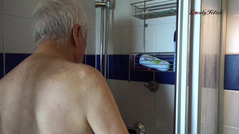 Lovely Male Fetish: Envoyé sous la douche et rasé