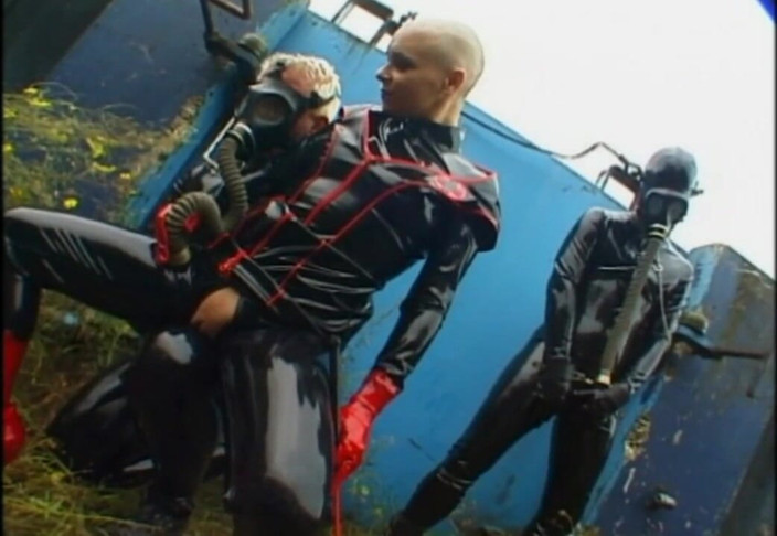 Absolute BDSM films - The original: Uomo dominante con la maschera antigas