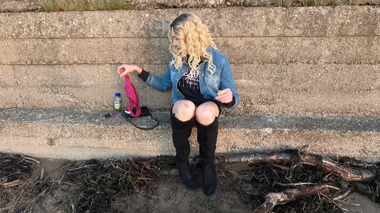 The Midnight Minx: Beach walk revisit