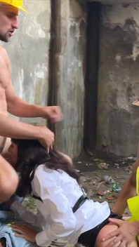Tři dělníci přesvědčí křehkého inspektora, aby šel do prdele