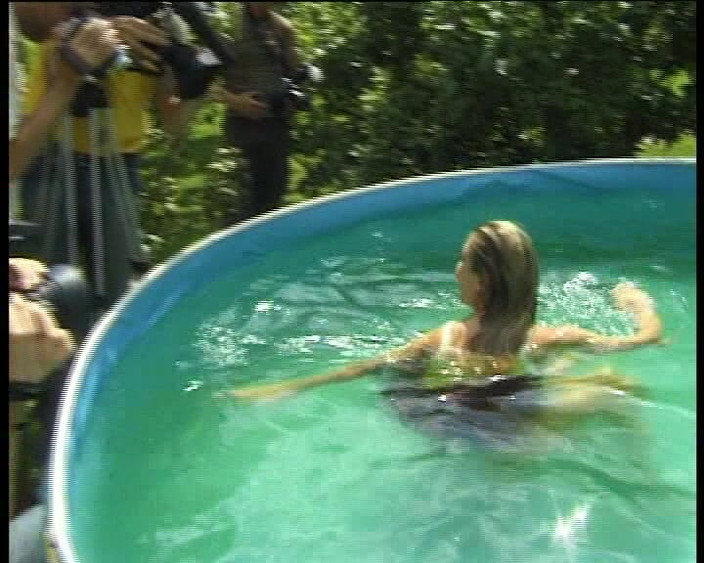 VintageXMovies: 顽皮的饥渴金发少女在游泳池里挑逗 - 湿润的比基尼滑落和身体玩耍