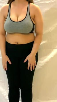 Yoga seansı molası sırasında yalnız kadın mastürbasyonu