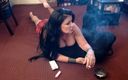 Abby Anna: Cigarrillos fumando de pelo largo en topless