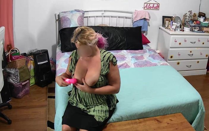 Dominator13: Bionda si masturba la figa da troia mentre cucina