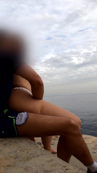 Ngentot pantat montok cewek spanyol di depan umum dengan pemandangan laut