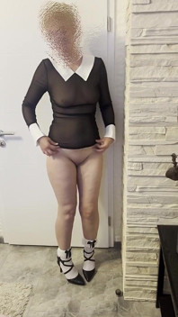 寝室でポーズをとる妻