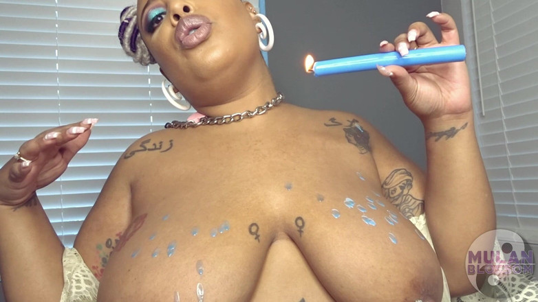 Mulan Blossom: Mulanblossom se bène les seins et le ventre dans une...