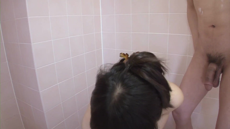 Asian Mature Climax: Krásná asijská teenagerka tahá ptáka v koupelně