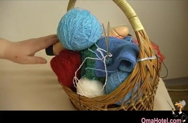 Old Nanny: ashlil moti naani apni puraani choot ko seks toy se...