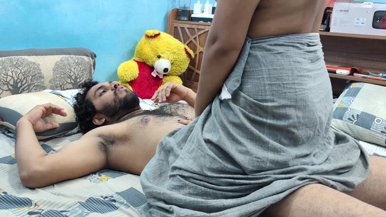 Vaigavarun45: Pasutri bugil lagi asik ngusap memeknya sambil ciuman lip lock...