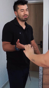 我那个身材丰满的朋友向我求助她的tinder约会，我们最终发生了关系
