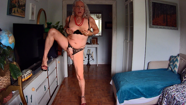 Carlatx: Hora i underkläder lämnar allt i sikte