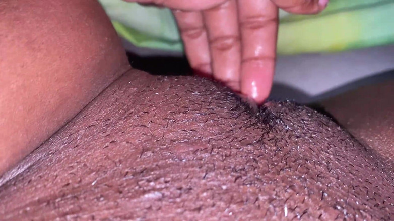 omairaberbatov: Zimmermädchen wird mit ihrem neuen vibrator nass