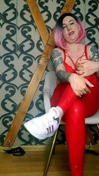 Lady Angela język polski śmierdzące trampki fetysz czerwony lateks legginsy gołe stopy