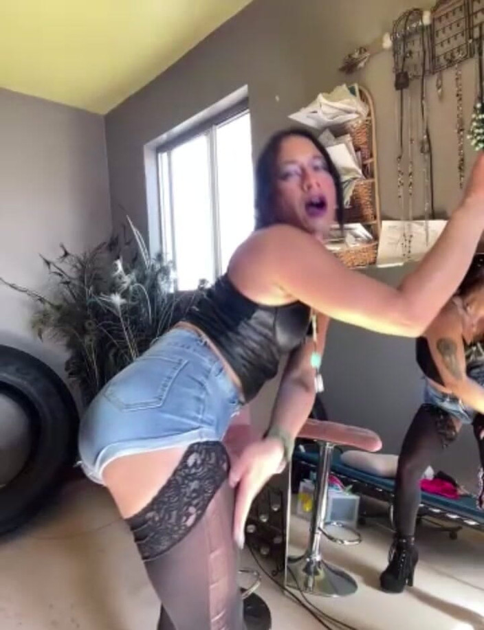 TSJade95: Сексуальний маленький стриптиз під час прямого ефіру на камеру