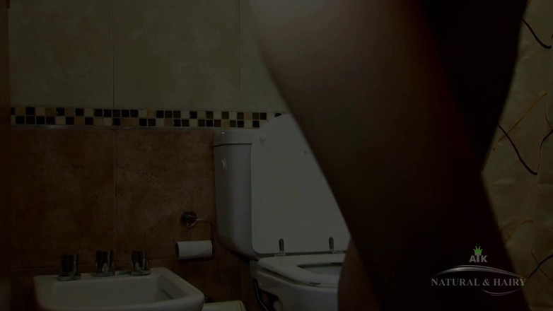 ATK Fans (Hairy): Mariana se masturbe dans la salle de bain, doigte sa...