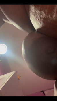 Limpieza sin camisa en primer plano