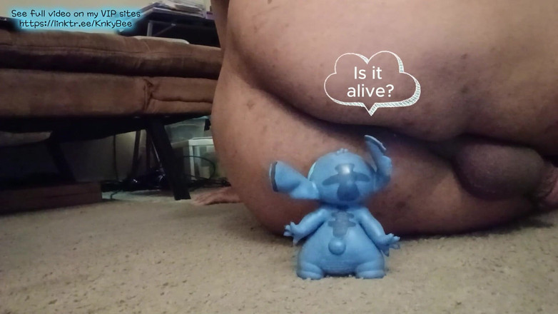 KNKY Bee: Stitch dev arının göt deliği tarafından anal sikiliyor