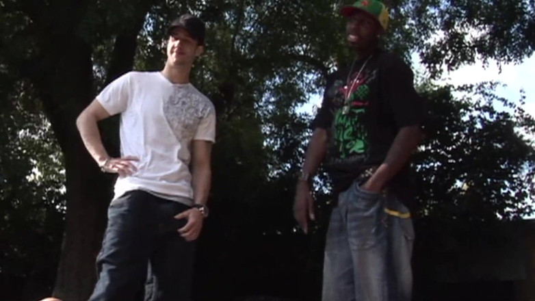 The Window of Sex: Величезні члени для брудної сцени-4 соковита татуйована брюнетка з величезними цицьками трахається в тріо з величезними членами