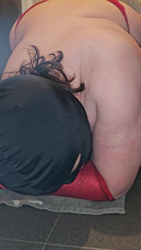 Une BBW à gros nichons fume avec un gros cul donnée à l'employé de son mari pour baiser