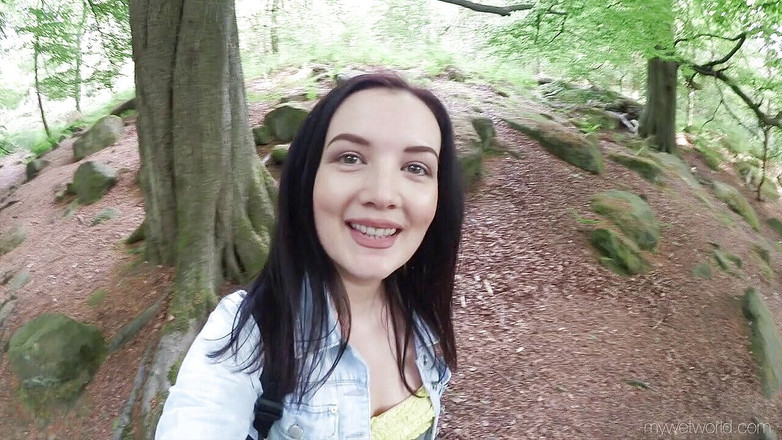 Faye Taylor: Desesperado por orinar en el bosque No.2