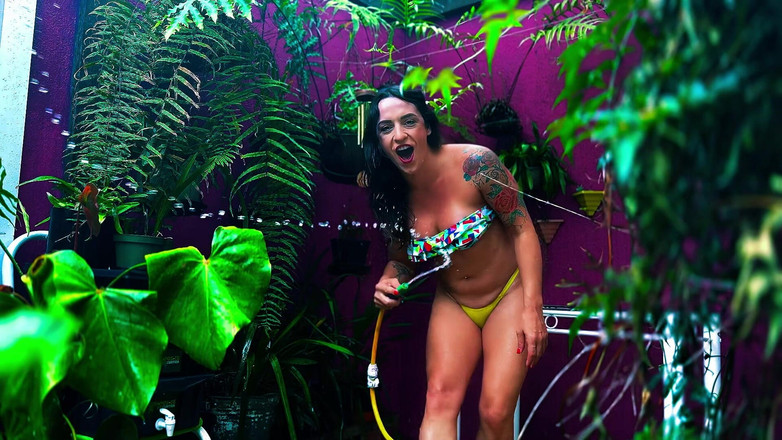 Rebeca Juicy: Spruzzare acqua sulle piante e divertirsi!