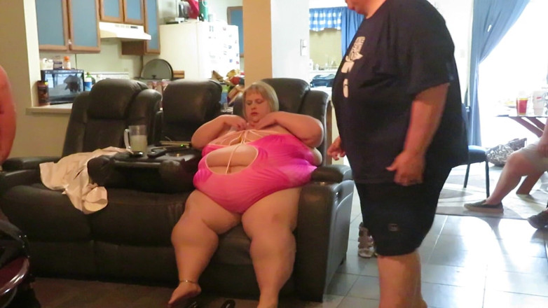 BBW nurse Vicki adventures with friends: Awek montel super saiz Lucki Lexxi submisif meletakkan kasutnya