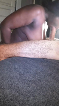 Grosse black, pipe et éjaculation dans la bouche