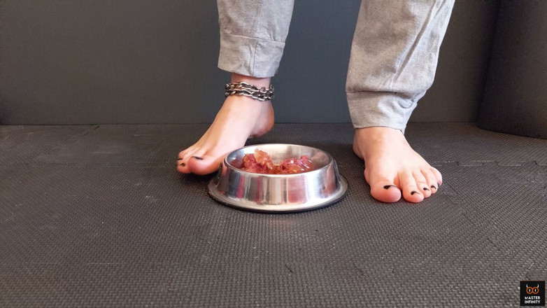 Master Infinity Dom: Enlatada debajo de los pies