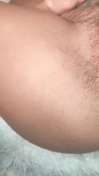 Orgasme en gros plan pendant une chatte ouverte avec un spéculum