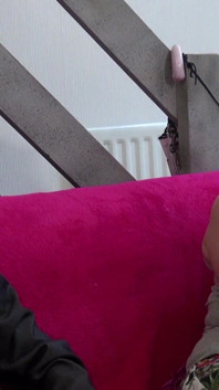 Verbluffende milf Sienna Hudson neukt met Sam Bourne