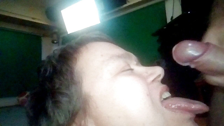 Sex hub couple: 大量射精射入jen的热辣嘴巴