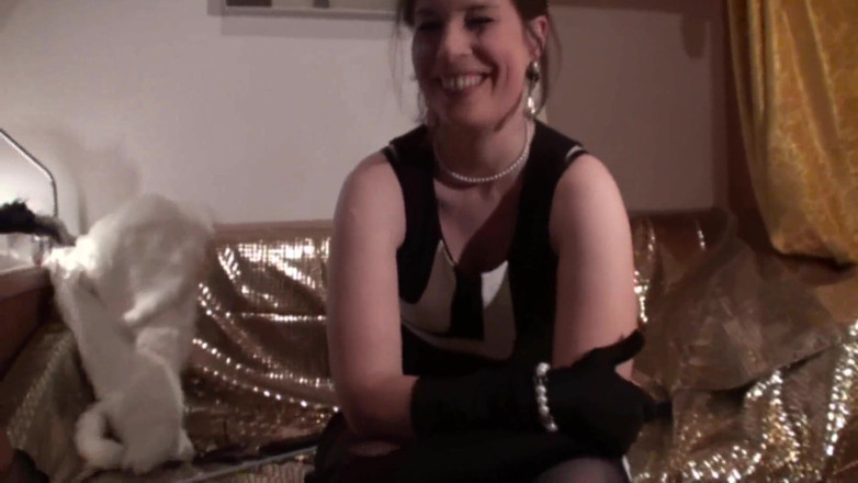 Femdom Austria: 彼女のセクシーな手袋はあなたを角質にします