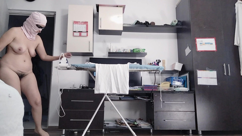 Amateur_MS: Sexy Chlupatá Brunetka Dělá Domácí Práce Nahá. Latina S Chlupatou...