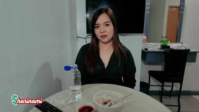 AsianSharinami: Hotel Waitress Delivers More Than Just Room Service