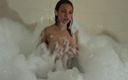I am Freya Stude: Lặn vào một biển bọt và quyến rũ với video...