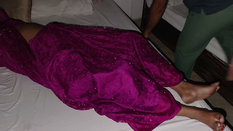BadMash_Bhabhi: 印度巴胡在她紧致的阴户里被老萨苏尔吉在白天性交。印地语音频 部分 - 2