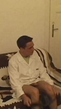 Gli operatori medici si sono masturbati per impazzire in una stanza separata