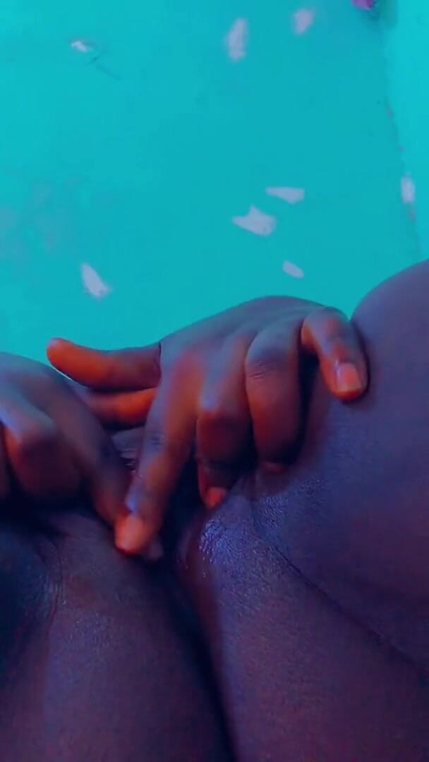 Masturbating (Black pussi)