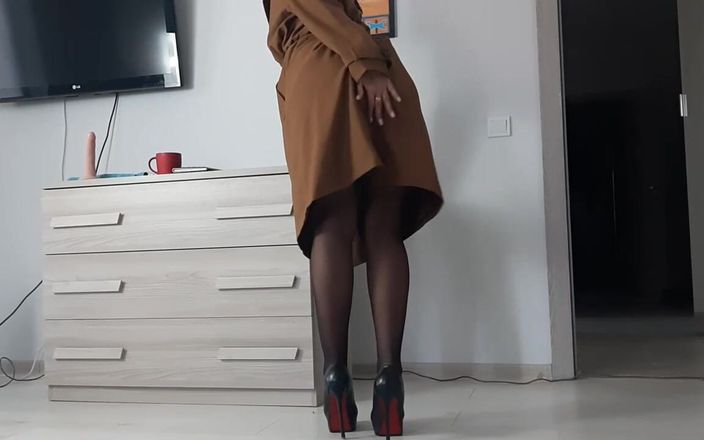 Hot Wife Nikole: Een slanke brunette in naadloze panty's op hoge hakken verleidt.