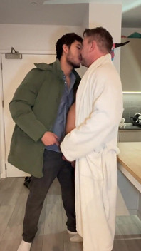 Baise dans la cuisine avec le nouveau cyclope et son beau-père Dan