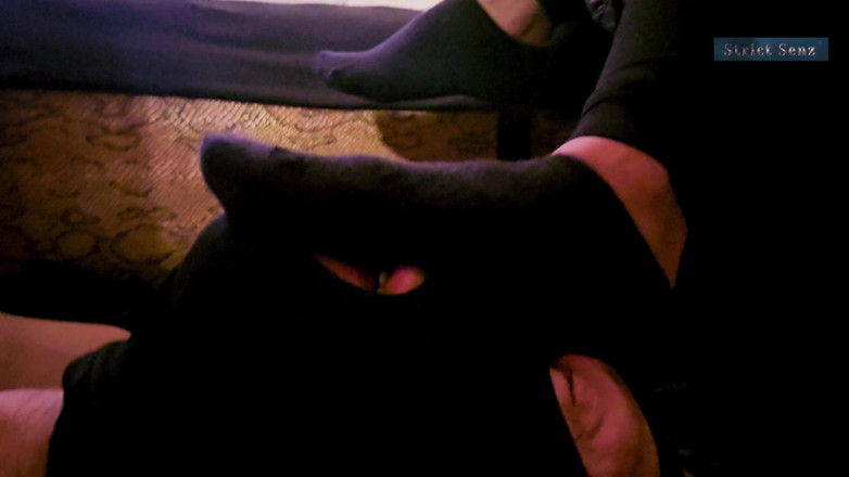 Strict Senz: Sheela Sinner the Footstool Sweet Puy Shoes Chaussettes Moites