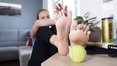 Czech Soles - foot fetish content: Relaxuje její zpocené nohy po tenisovém zápase