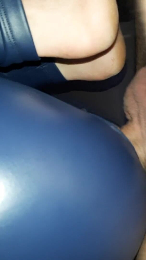 Shiny leather assfuck: Glänzender arsch in blauen latexhosen gefickt
