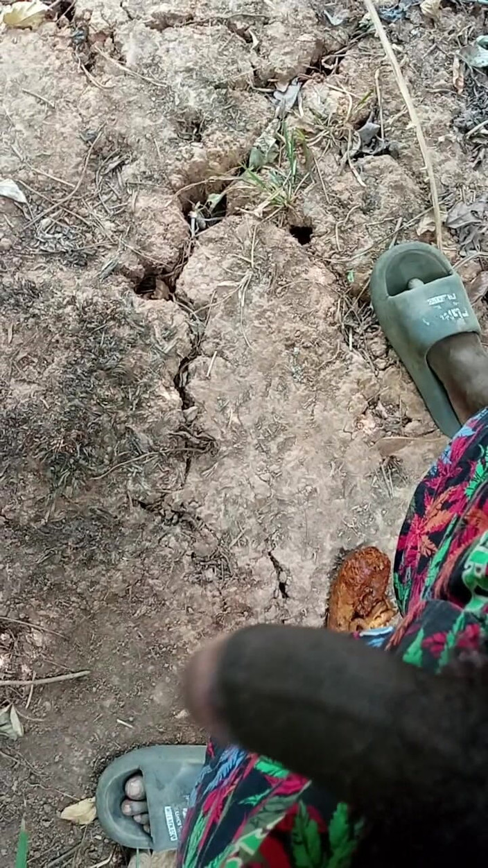 Kpekus arena: Afrykański chłopak masturbuje się w krzaku