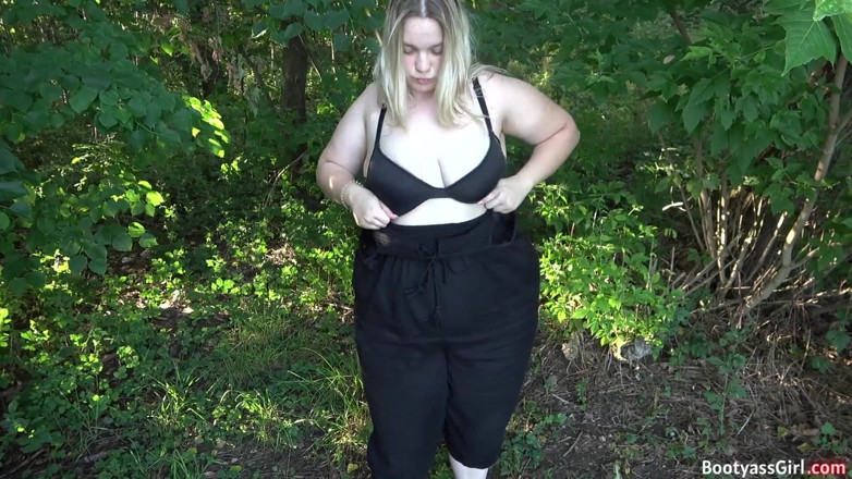 Bootyass Girl: Very sexy chubby blonde fucking in the woods