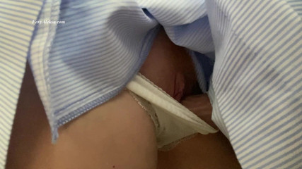 FoxyAleksa: 버스에서 치마 아래에서 발정난 자지 낯선 남자. 팬티에 보지를 문지르는 핫한 보지