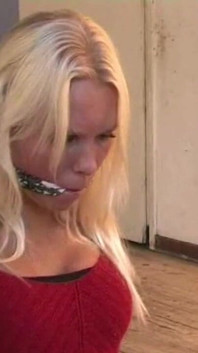 Natalie Pole svázaná Cleavegagged